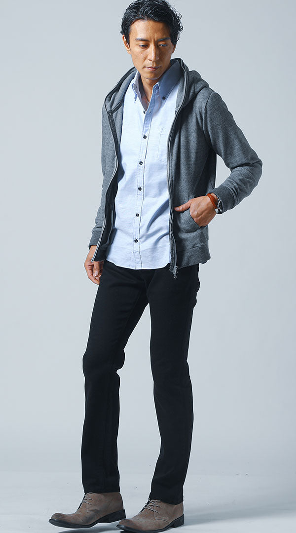 サックスブルーシャツにグレーパーカーを重ねた落ち着いたレイヤードコーデ