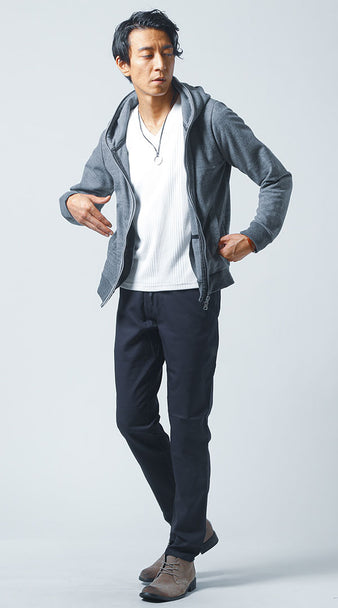 グレーパーカーとブラウンチャッカブーツでまとめた秋のネイビーパンツメンズコーデ