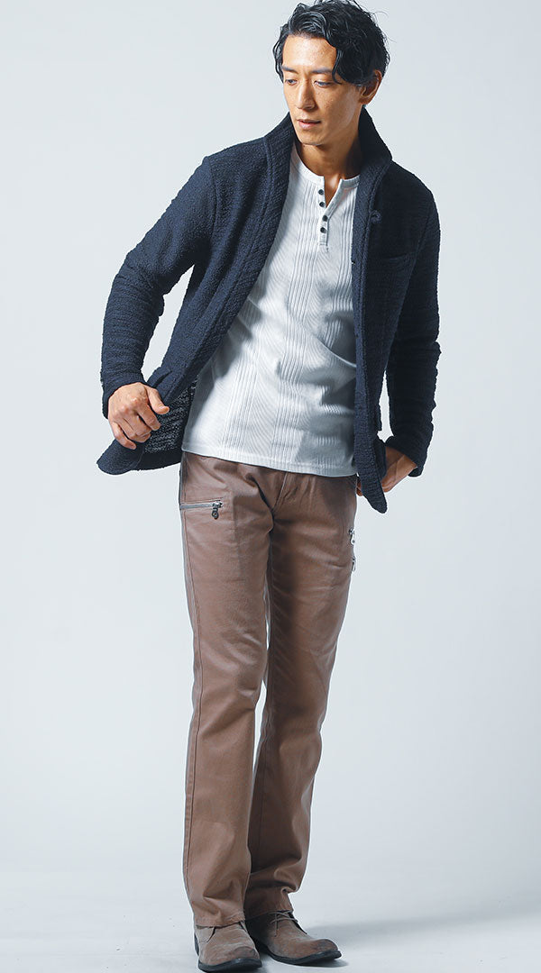 40代メンズにおすすめの濃色ジャケットとベージュパンツで縦長効果を狙った秋コーデ