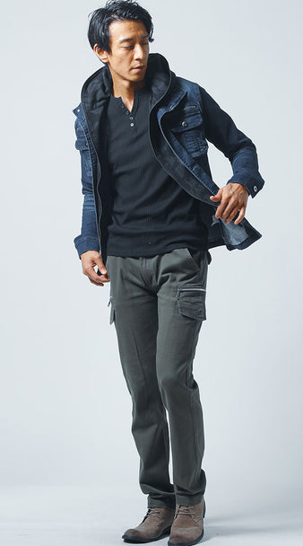 メンズにおすすめのヘンリーネックカットソーとデニムジャケットとカーゴパンツのコーデ
