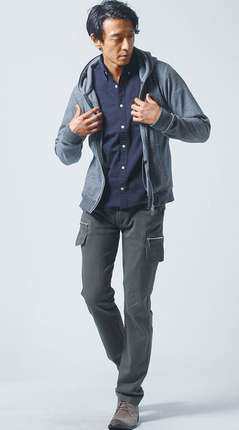 メンズの日本製ネイビーシャツを使ったカーゴパンツの大人カジュアルコーデ