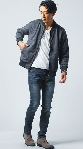 メンズのスウェード調ブルゾンとデニムを合わせた秋冬シンプルコーデ