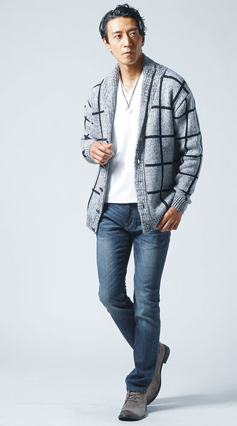 メンズにおすすめの白ロンTとチェック柄カーディガン、デニムパンツを合わせた秋のコーディネート