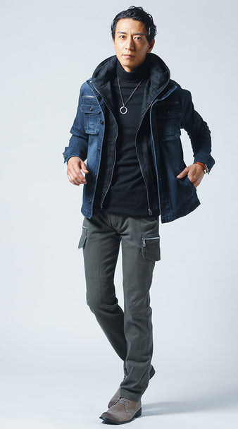 黒のハイネックカットソーとデニムジャケットでまとめた大人の休日コーディネート