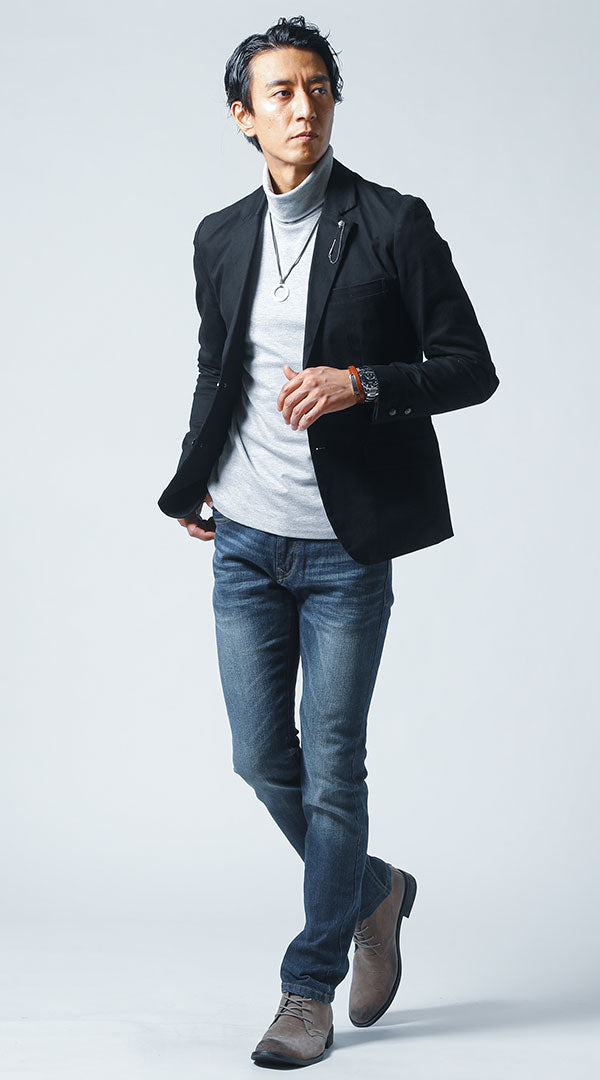 黒テーラードジャケット　グレータートルネックTシャツ　ネイビーデニムパンツ　ベージュブーツ
