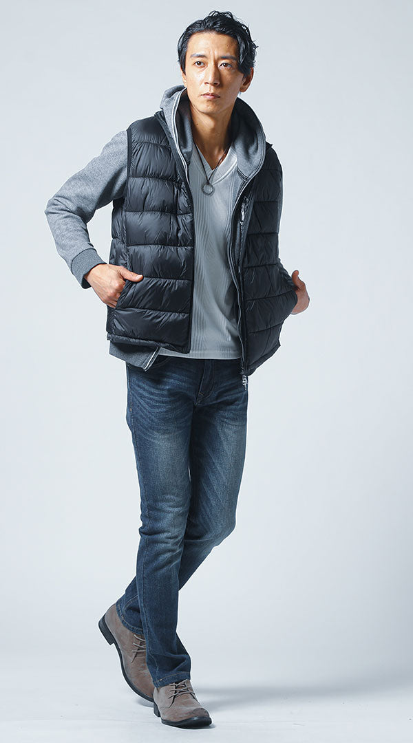 50代メンズにおすすめの黒ダウンベストとパーカーを合わせたカジュアルコーデ