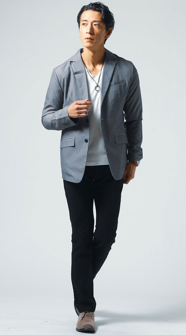 カジュアルコーデにブレスレットを身につけた例