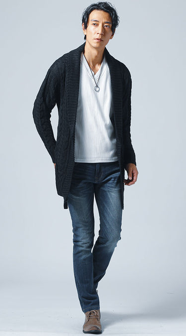 ロングカーディガンとデニムパンツのコーディネート画像