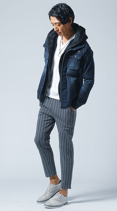 メンズにおすすめのテーパードパンツをはいた男性