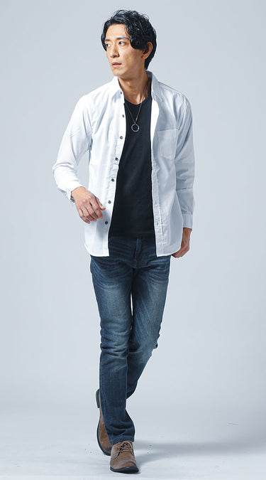 白シャツの下に着丈短めのインナーを着たメンズコーデ例