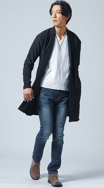 40代メンズの秋デートにおすすめのロングカーディガン・白Vネック長袖Tシャツ・細身デニムのコーディネート