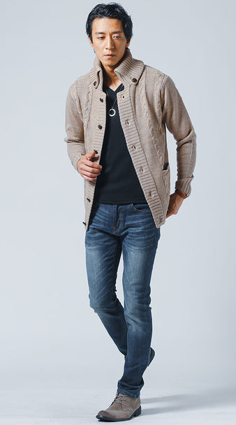 メンズにおすすめのベージュカーディガンとデニムを合わせた秋冬シンプルコーデ