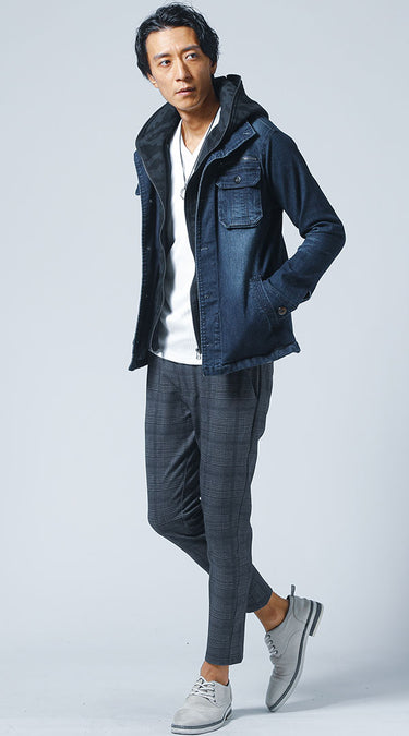 スニーカーとアンクルパンツを合わせたメンズコーディネート