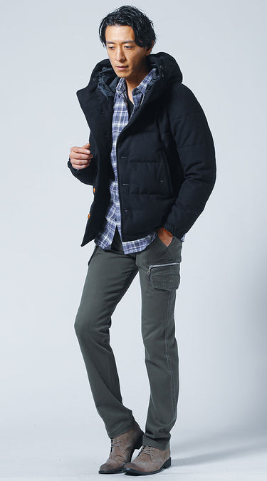 細身チェックシャツ×モノトーンインナー×テーパードパンツを使った40代におすすめのチェックシャツコーデ例