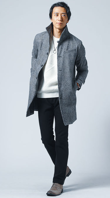 黒チノパンとロングコートのおしゃれな冬コーデ例