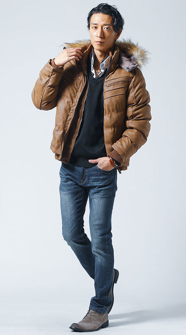 メンズニットにシャツを重ね着したコーディネート