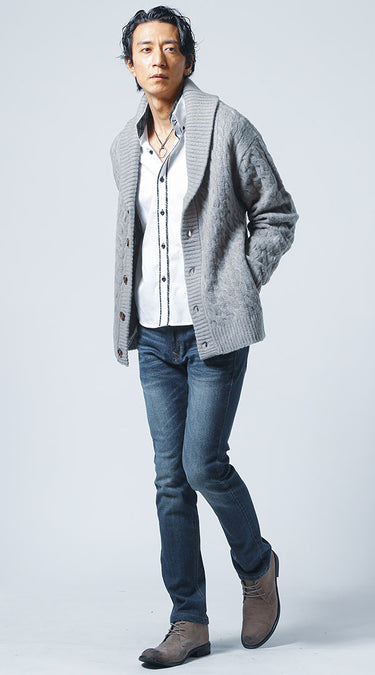 メンズニットにシャツを重ね着したコーディネート