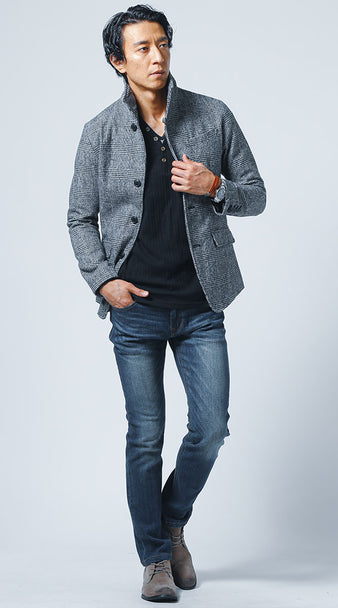 メンズにおすすめのヘンリーネックカットソーとグレージャケットとデニムパンツのコーデ