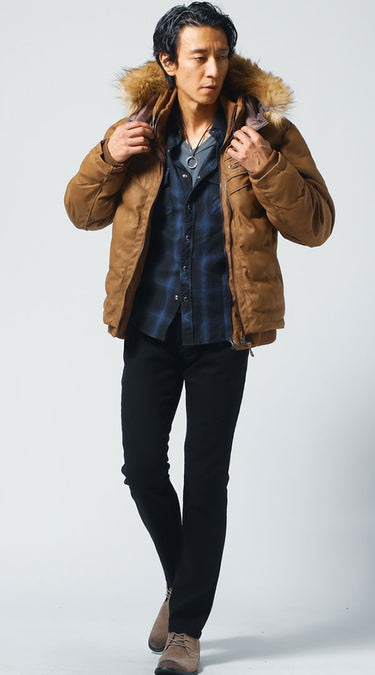 細身チェックシャツと無地のモノトーンインナーのコーデ例