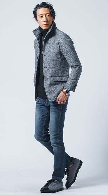 忘年会の服装に合うジャケット×黒タートルネックニットコーデ