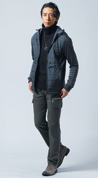 黒ニット×カーゴパンツのメンズコーデ