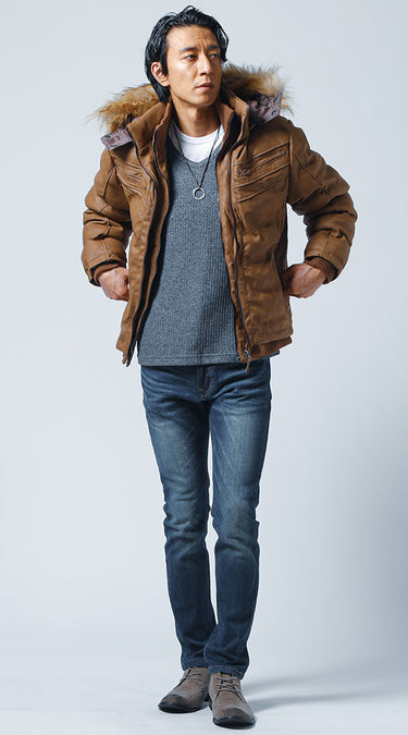 ダサ見えせずに自然とかっこよく見える、スエード素材のベージュ色ブーツとジーンズのコーディネート