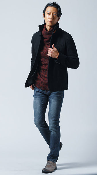 メンズにおすすめのワインレッドタートルネックニットと黒コートを合わせたカジュアルな冬コーデ