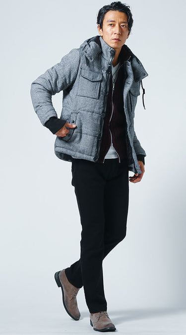 黒チノパンとダウンジャケットのおしゃれな冬コーデ例