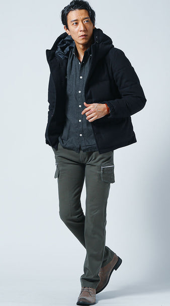 メンズの黒シャツと黒アウターをカーゴパンツで着崩した冬コーデ