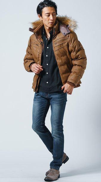 メンズの黒シャツとブラウンアウターを合わせた冬の大人コーデ