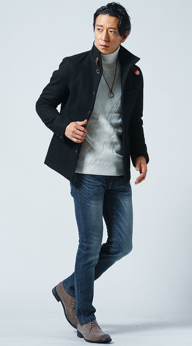 黒コートとシルエットのきれいなストレッチパンツを合わせたお手本コーデ