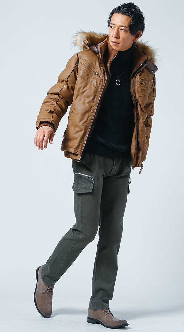 30代メンズにおすすめの黒タートルネックとキャメルダウンジャケットの冬コーディネート例