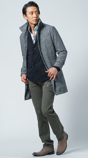 メンズにおすすめのチェック柄ロングコートとカーキのスリムカーゴパンツコーデ