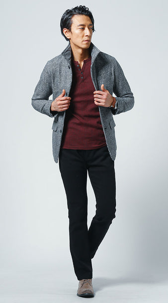 メンズにおすすめのボルドーTシャツとグレージャケットの秋冬コーデ