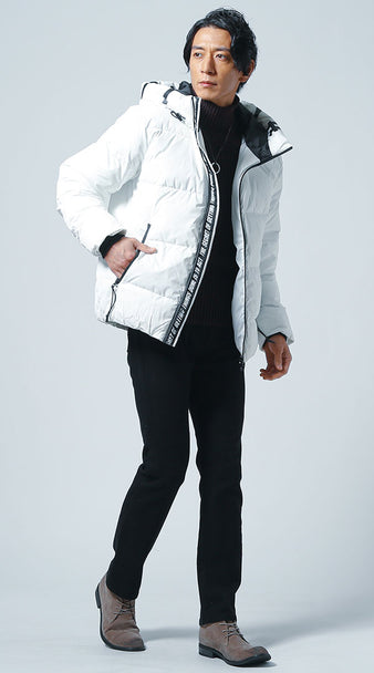 低身長メンズにおすすめの冬コーデ：白ダウンジャケットと黒パンツで視線誘導と足長効果を両立した着こなし