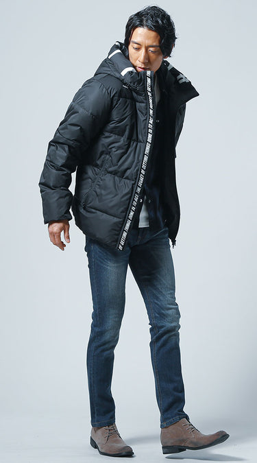 黒のアウター×デニムパンツコーディネート