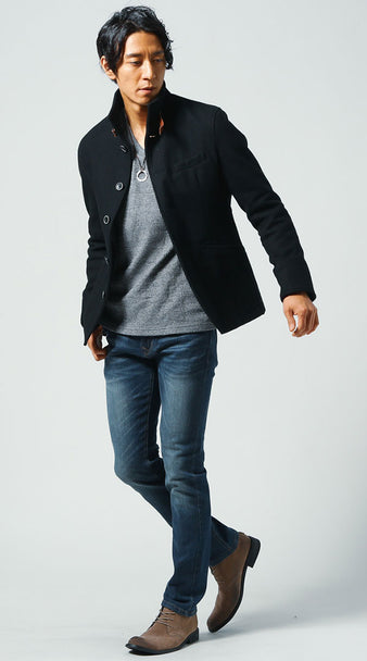 メンズのチャコールスリムフィットTシャツと黒ジャケットのコーデ