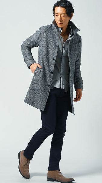 メンズの冬におすすめのチェック柄コートとカーディガンを合わせた上品な着こなし