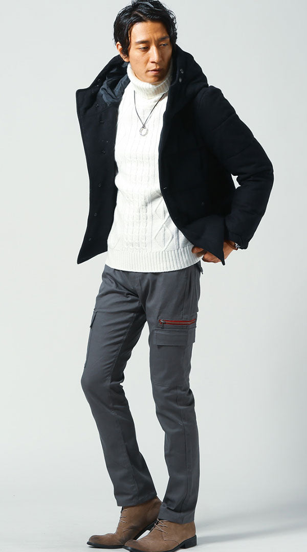 白ニットとグレーのカーゴパンツにネイビーダウンジャケットを合わせた冬のメンズコーデ