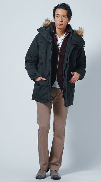 メンズにおすすめのブーツカットチノとダウンジャケットの脚長冬コーデ