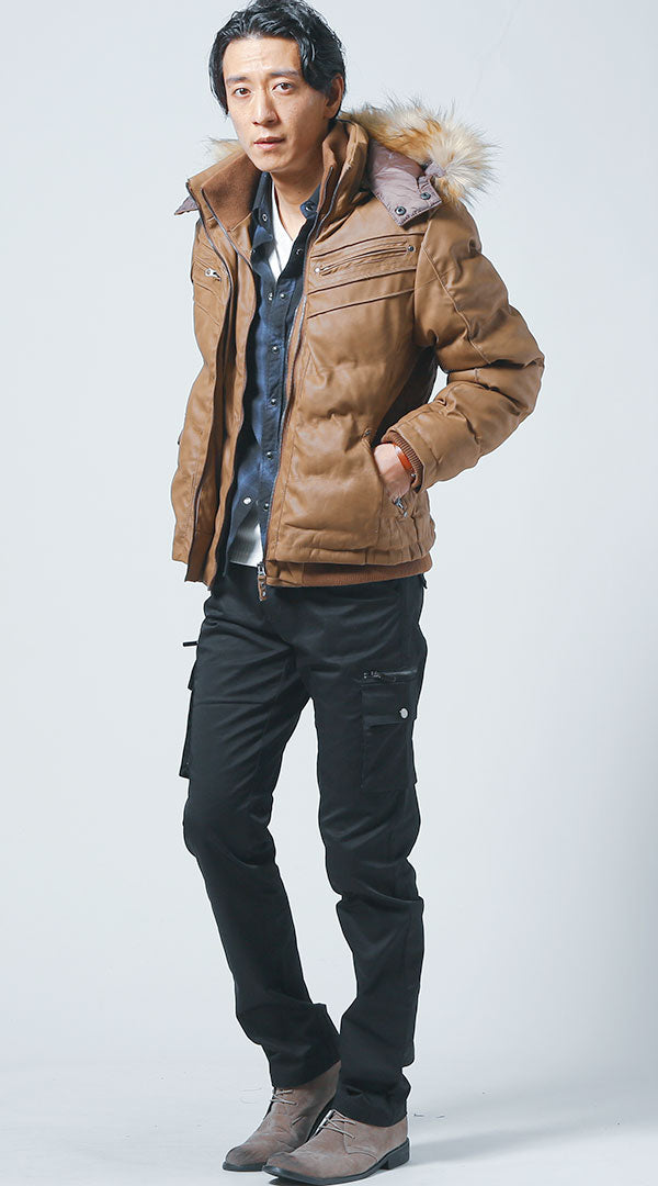 キャメルレザージャケット　ブルーシャツ 　黒カーゴパンツ　メンズ コーデ 40代 50代 男性 冬 に合う おすすめ 着こなし おしゃれ かっこいい 人気