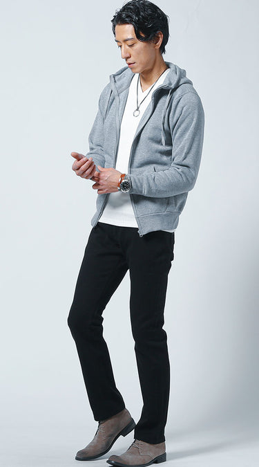 メンズにおすすめのテーパードパンツをはいた男性