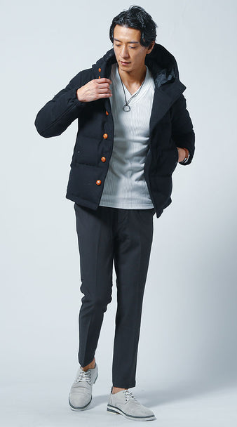 メンズにおすすめのスリムフィット長袖Tシャツとダウンジャケットのコーデ
