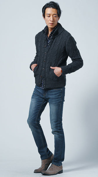 メンズにおすすめのワインカラー立ち襟ニットと白シャツのきれいめコーデ