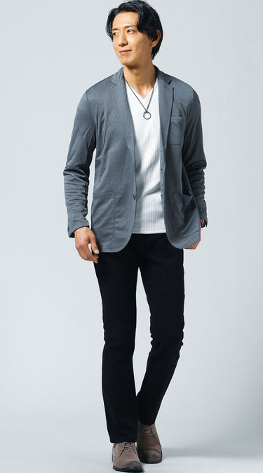 黒チノパンのおしゃれなコーデ例