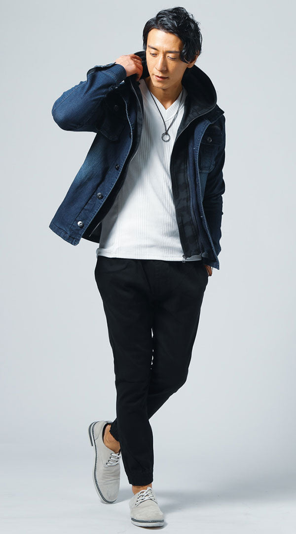 メンズの黒ジョガーパンツにグレースエードシューズとネイビーブルゾンを合わせた大人の上品カジュアルスタイル