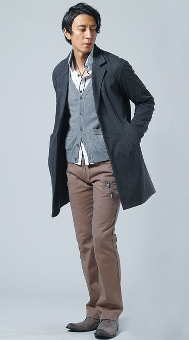 チェスターコートのインナーにシャツを着たメンズコーデ例