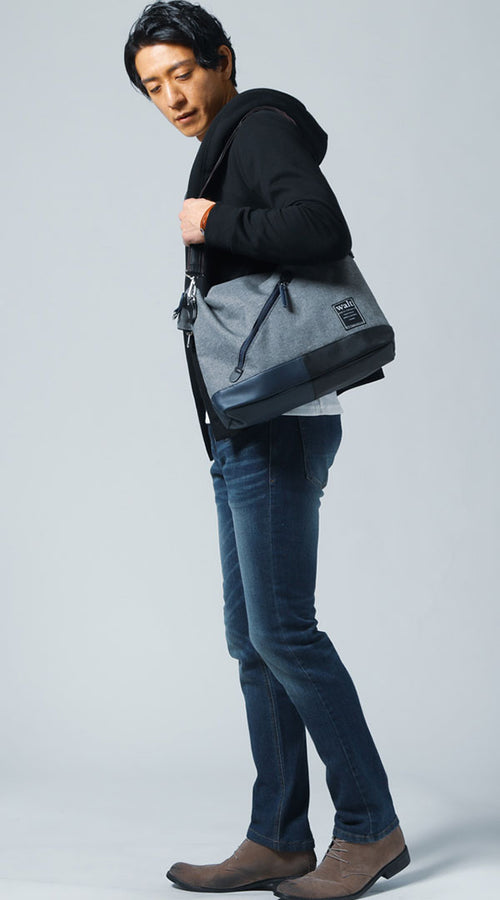 メンズにおすすめのショルダーバッグを掛けた男性