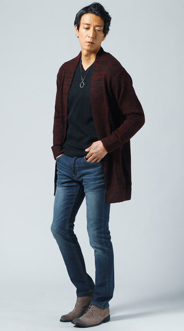 ロングカーディガンと細身のデニムパンツのコーディネート