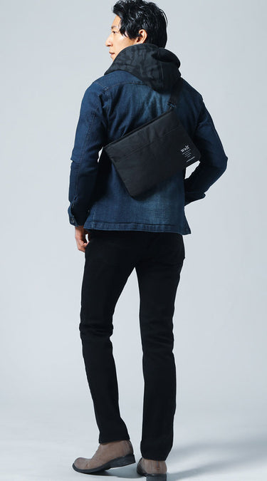 おしゃれに見える50代メンズのショルダーバックコーデ例